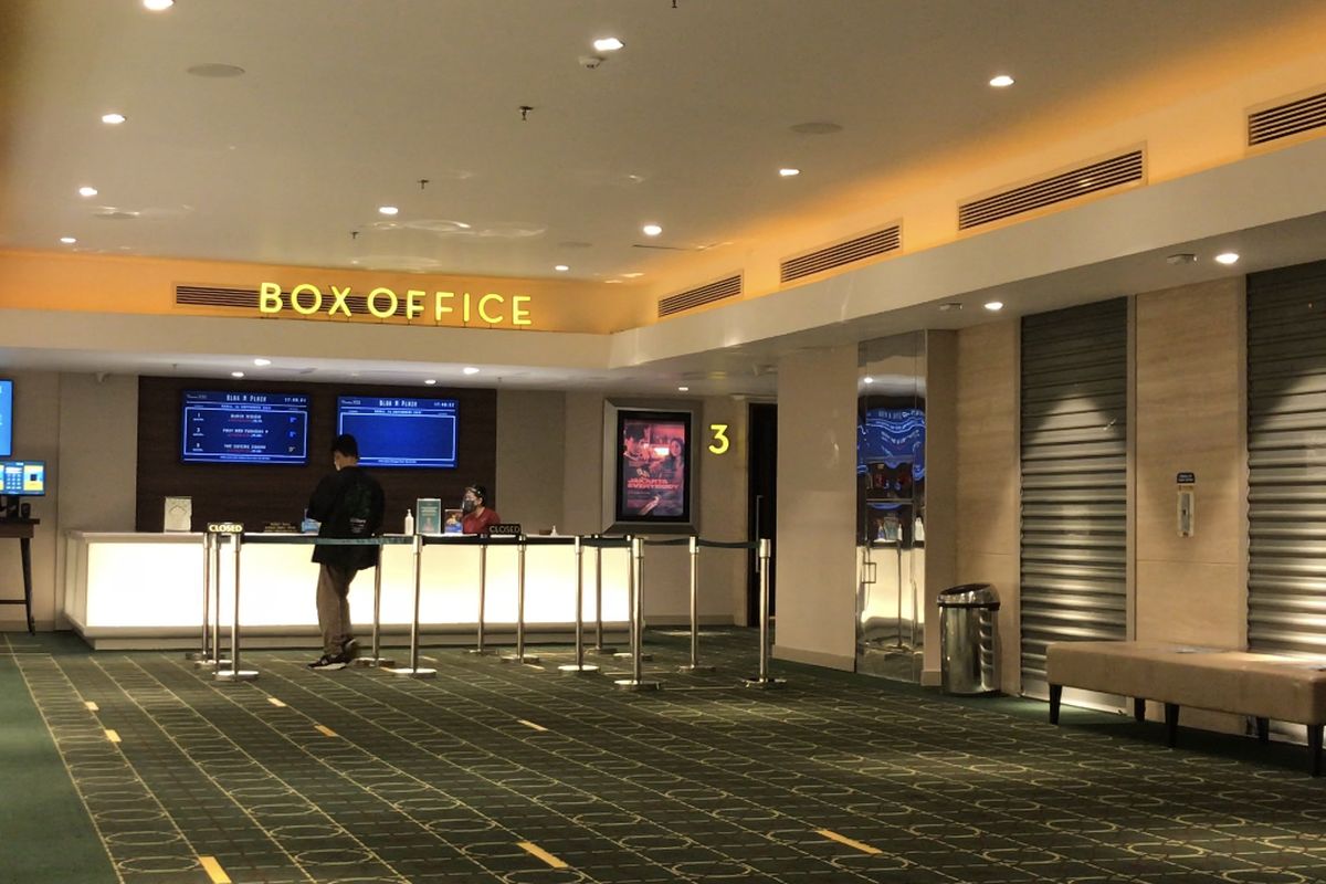 Seorang pengunjung bioskop XXI Blok M Plaza terlihat membeli tiket bioskop pada Kamis (16/9/2021) sore.