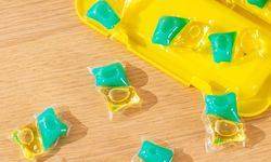 Kesalahan Pakai Laundry Pods yang Jarang Disadari, Bikin Baju Lengket