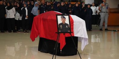 Momen Haru Saat Putra Deden Maulana Lantunkan Surat Al-Quran Depan Peti Jenazah Ayahnya Korban Pesawat ATR