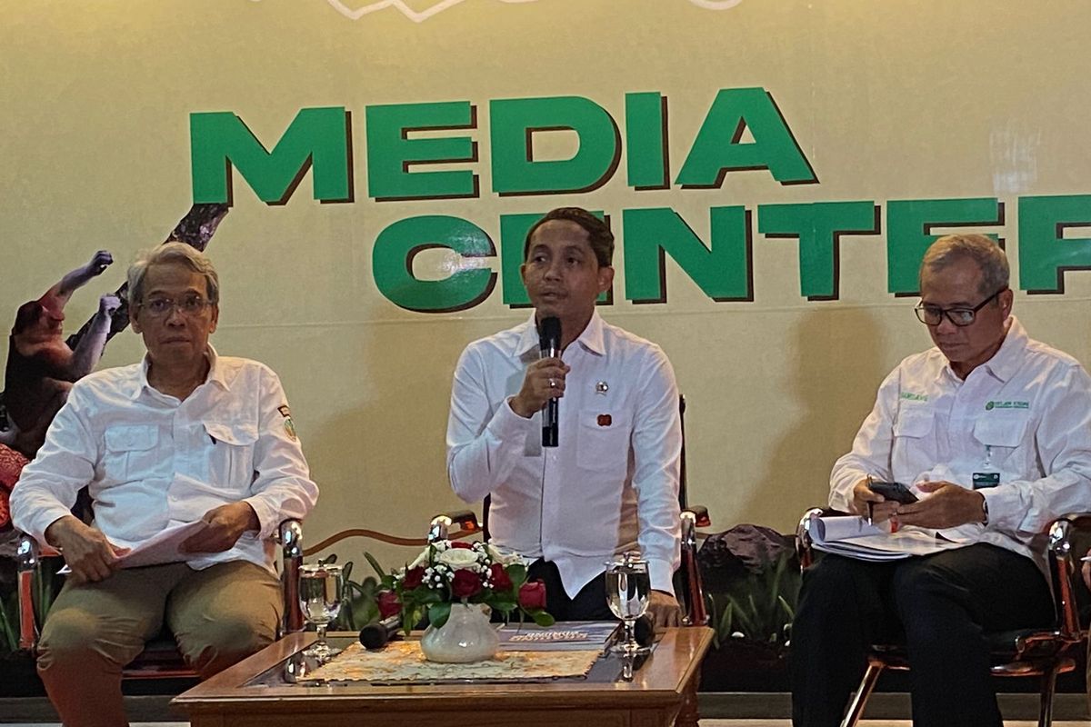 Menteri Lingkungan Hidup, Raja Juli Antoni, menjelaskan soal SOP baru di Gunung Rinjani, Rabu (13/8/2025). 
