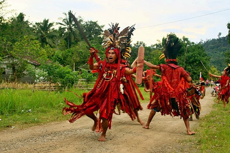 Tari Kawasaran atau tarian perang khas Suku Minahasa yang ditarikan anggota sanggar seni dari Desa Serasi atau yang sering disebut kampung Ikarat, Kecamatan Dumoga, Kabupaten Bolaang Mongondow, Provinsi Sulawesi Utara.