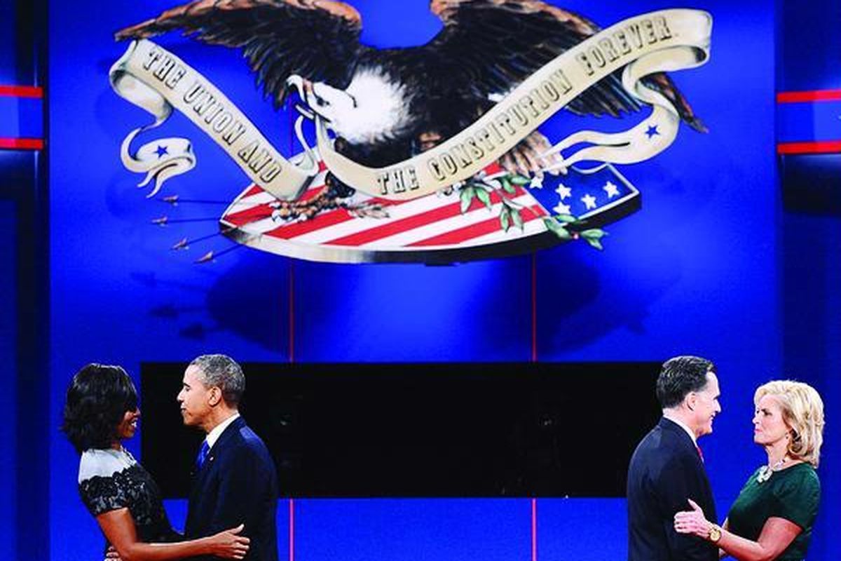 Presiden Amerika Serikat Barack Obama (kiri) memeluk istrinya, Michele, sementara calon presiden dari Partai Republik, Mitt Romney, memeluk istrinya, Ann, seusai acara debat capres ketiga di Universitas Lynn, Boca Raton, Florida, Senin (22/10) malam waktu setempat. 