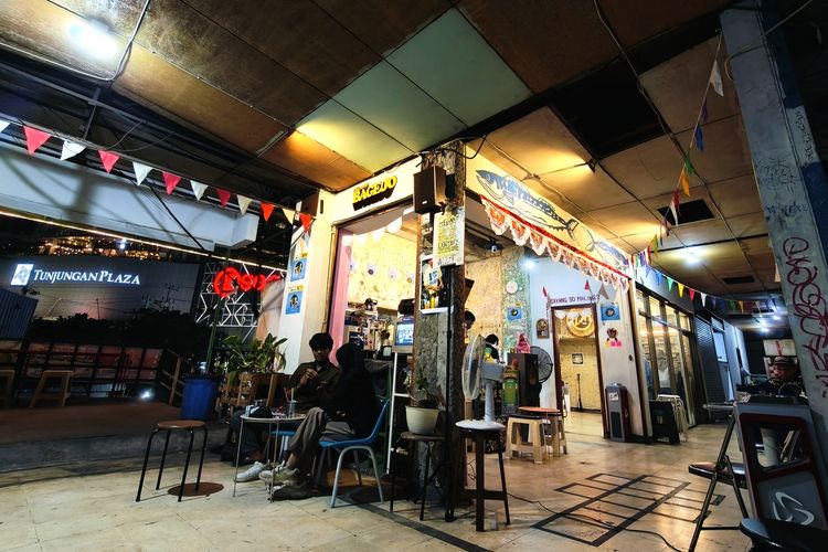 Suasana Warung Bagejo yang menjual makanan khas Manado terletak di lantai dua Pasar Tunujngan Surabaya, Jawa Timur.