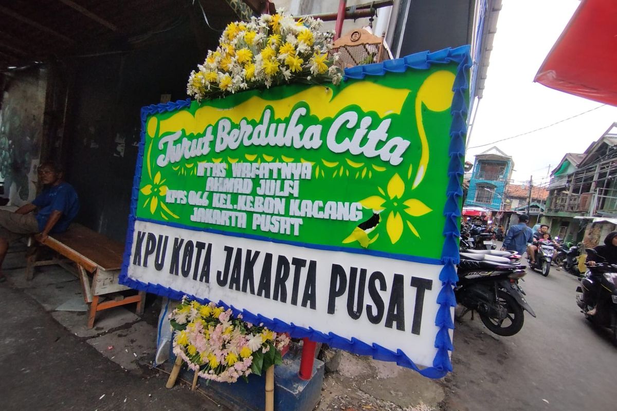 Karangan bunga untuk petugas KPPS yang tewas, Ahmad Julfi, dari KPU Jakarta Pusat di kediamannya di kawasan Kebon Kacang, Tanah Abang, Jakarta Pusat, Jumat (16/2/2024).