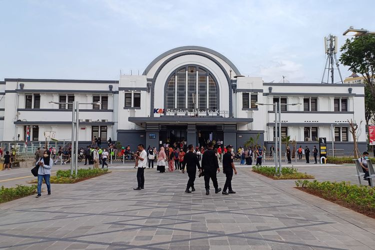 Area bebas kendaraan bermotor di depan Stasiun Jakarta Kota, Jumat (26/08/2022). Sebagai bagian dari revitalisasi kawasan Kota Tua, Jalan Lada turut diubah menjadi area pejalan kaki dan area bebas kendaraan bermotor.