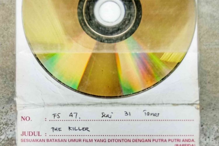 Kaset VCD dari tempat penyewaan kaset dengan pembungkusnya yang bertuliskan beberapa peringatan.