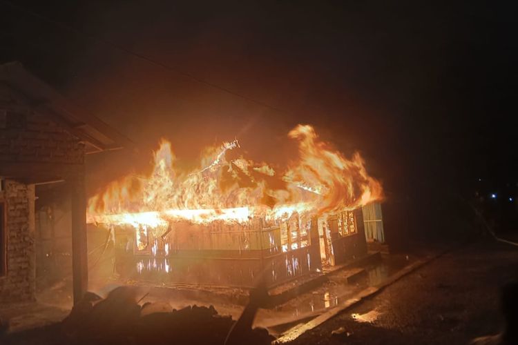 Kebakaran rumah di Jalan Marthadinata, RT03 RW02, Kelurahan Pu'u Rere, Kecamatan Ende Selatan, Kabupaten Ende terbakar pada Minggu (14/4/2024) malam. 5 unit rumah semipermanen ludes, kerugian mencapai ratusan juta rupiah.