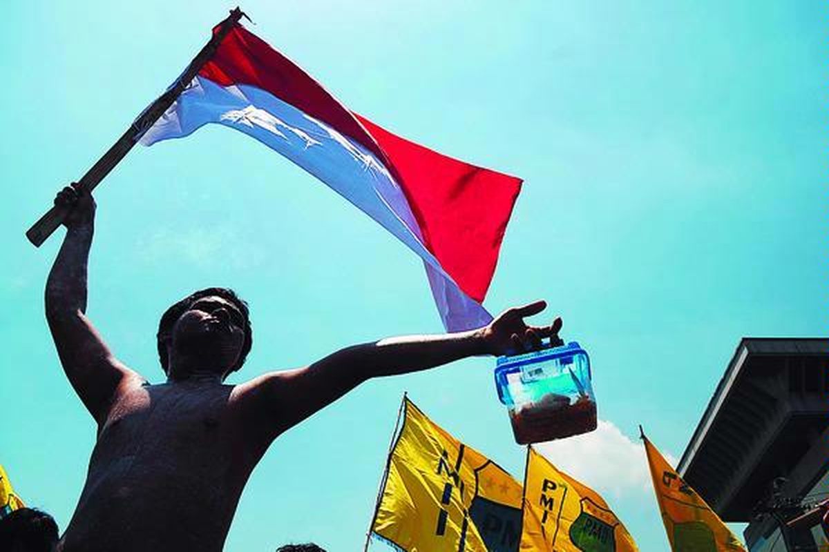 Mahasiswa yang tergabung dalam Pergerakan Mahasiswa Islam Indonesia (PMII) berunjuk rasa di Jalan Pahlawan, Kota Semarang, Jawa Tengah, Selasa (17/3). Para mahasiswa itu menuntut berjalannya pemilu secara damai dan menolak segala bentuk politik uang. 