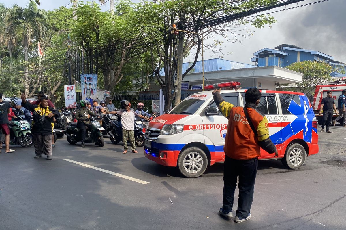 Kebakaran Pabrik Pakan Ternak di Bekasi, Satu Karyawan Dilarikan ke RS