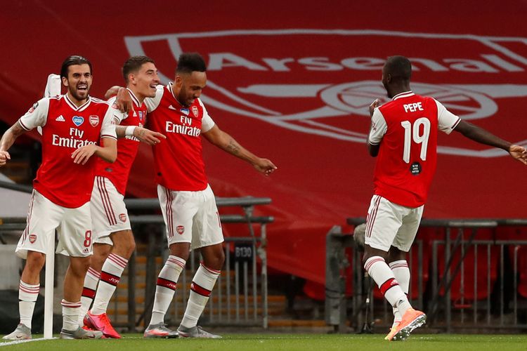 Striker Arsenal asal Gabon, Pierre-Emerick Aubameyang (3 dari kiri), melakukan selebrasi setelah mencetak gol kedua timnya ke gawang Manchester City pada laga semifinal Piala FA di Stadion Wembley, London, Sabtu (18/7/2020).