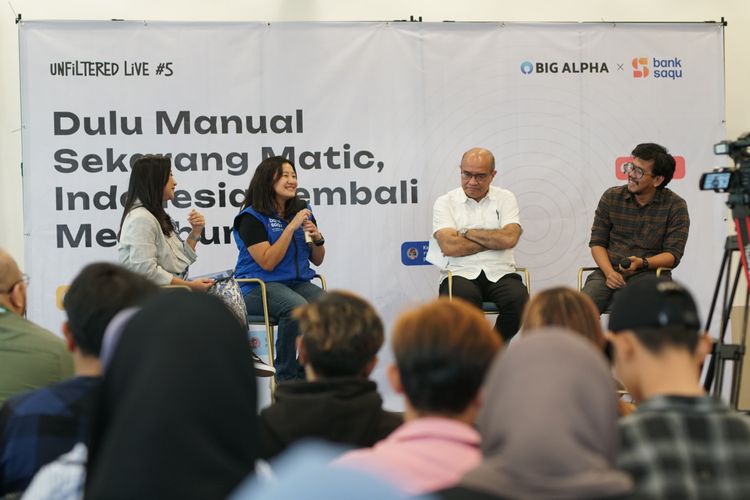 Marcella Pravinata, Head of Go To Market PT Bank Jasa Jakarta (kedua kiri) bersama Poltak Hotradero, Ekonom Senior & Peneliti (kedua kanan) dan Ferry Irwandi, Co-Founder Malaka Project/Eks Pranata Humas Kemenkeu RI & Content Creator (kanan) melakukan diskusi ?Unfiltered Live #5: Dulu Manual Sekarang Matic, Indonesia Kembali Menabung? di Jakarta, Kamis (30/5/2024).