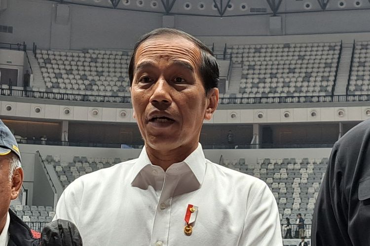 Presiden Joko Widodo memberikan keterangan pers seusai meresmikan Indonesia Arena di Gelora Bung Karno, Jakarta, Senin (7/8/2023). Terkini, Jokowi dikabarkan batal hadir di pembukaan FIBA World Cup 2023.