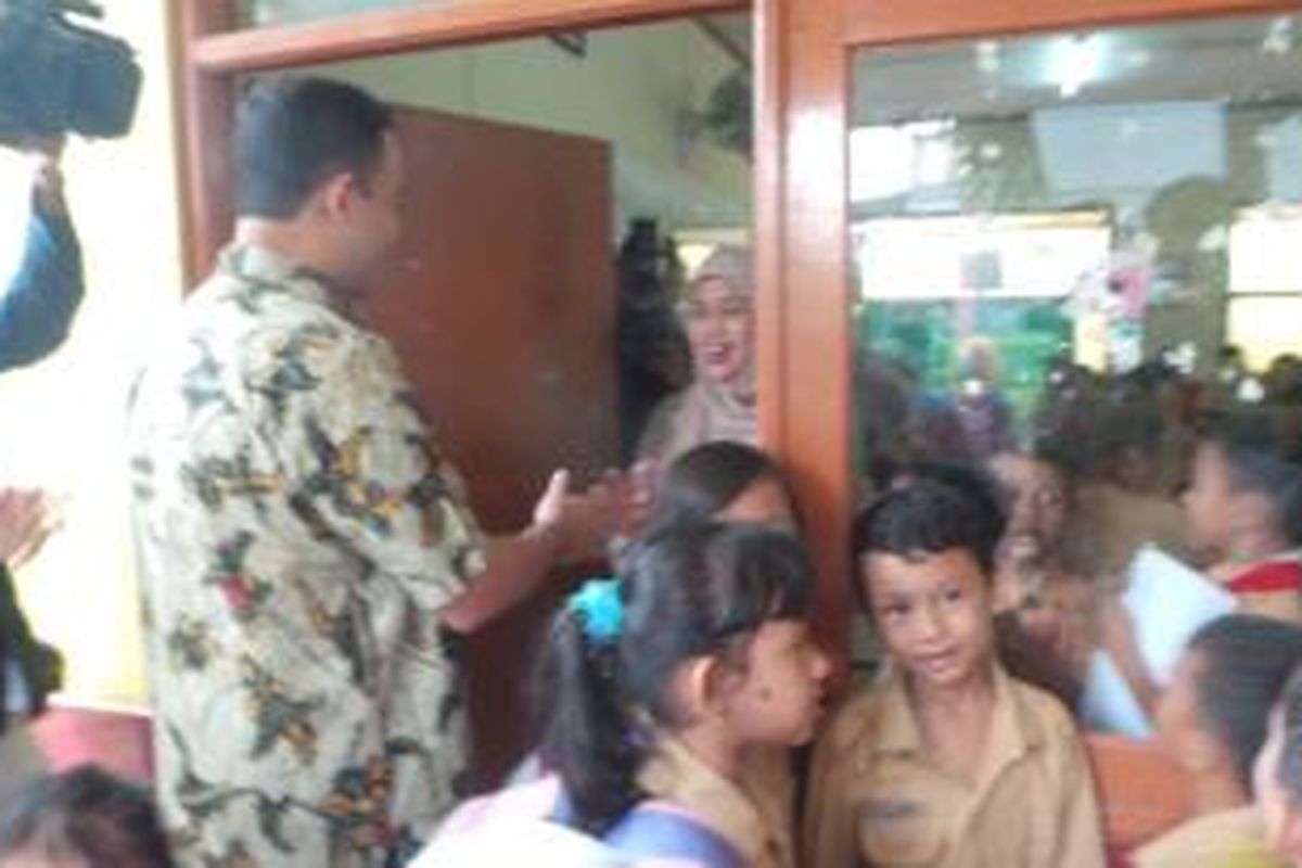 Menteri Pendidikan dan Kebudayaan Anies Baswedan dalam sidak di SD Negeri Sukmajaya, Depok. Jumat (14/11/2014).