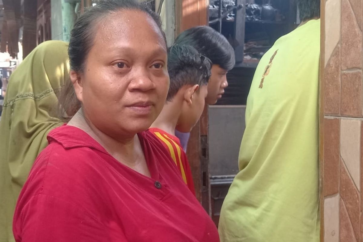 Sumarti, salah satu korban kebakaran di Jalan Jalan Masjid Al-Huda, tepatnya di dekat Stasiun Kebayoran Lama, Jakarta Selatan, Selasa (24/5/2022). Korban sedang melihat salah satu rumah yang hangus terbakar.