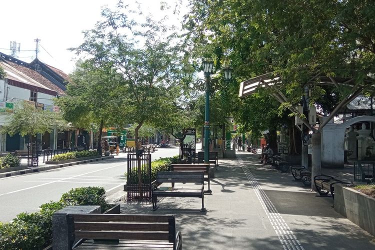 Suasana Malioboro terlihat sepi, penyekatan dilakukan oleh Pemkot Yogyakarta untuk mencegah warga nongkrong di sekitaran Malioboro, Senin (5/7/2021)