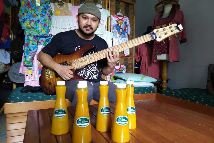 Haries Saprilla (37) seorang musisi asal Magelang, Jawa Tengah, yang berbisnis jamu untuk bertahan di masa pandemi Covid-19, Rabu (17/11/2021)
