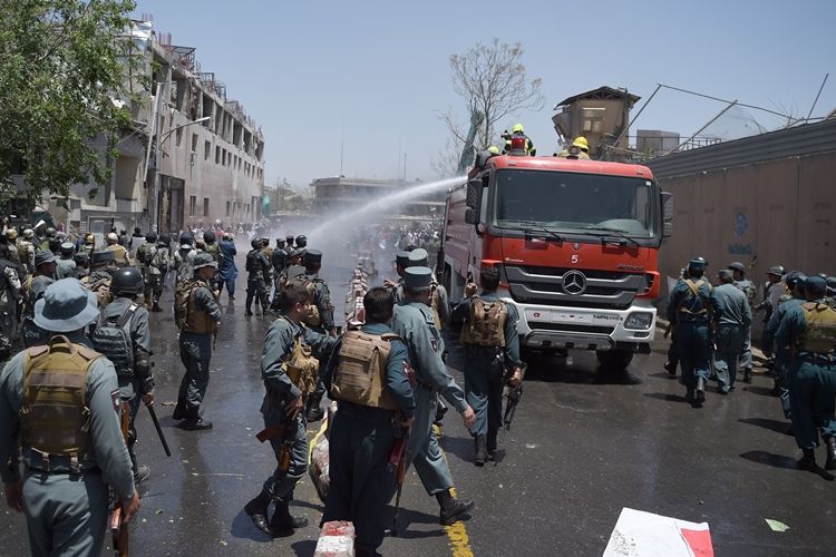 Pemadam kebakaran dikerahkan untuk membubarkan pengunjuk rasa di Kabul, Jumat (2/6/2017).