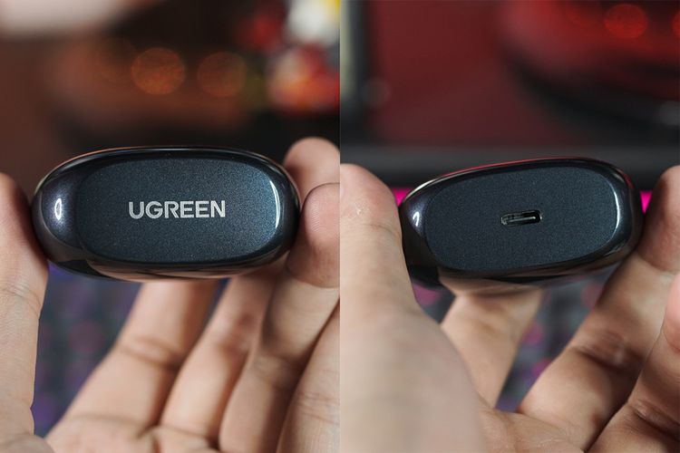 Baterai earphone diisi dengan cara dimasukkan ke dalam charging case. Sementara, charging case diisi dayanya lewat port USB tipe C di sisi bawah