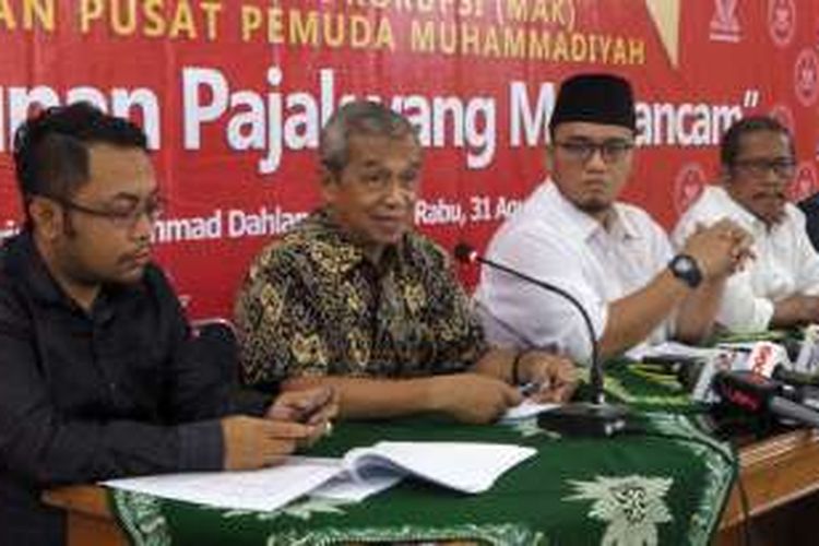 Ketua PP Muhammadiyah Busyro Muqoddas dan Ketua Umum PP Pemuda Muhammadiyah Dahnil Anzar Simanjuntak saat konferensi pers terkait JR UU Tax Amnesty, di gedung Pusat Dakwah Muhammadiyah, Menteng, Jakarta Pusat, Rabu (31/8/2016).