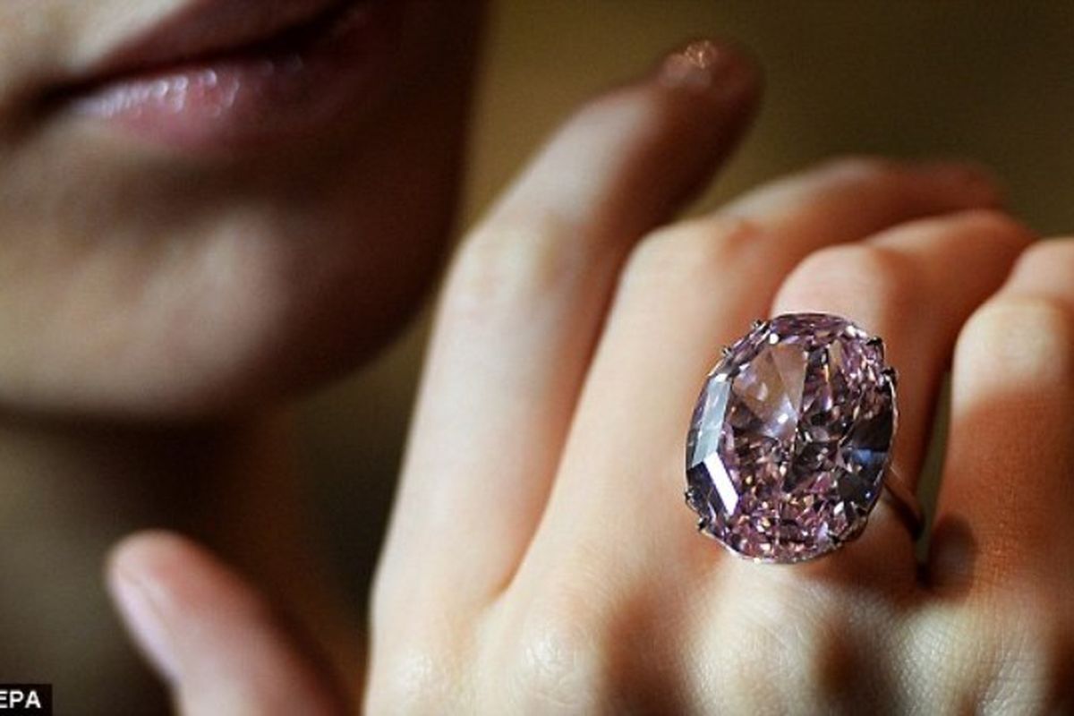 Berlian merah muda pemegang rekor termahal di dunia.
