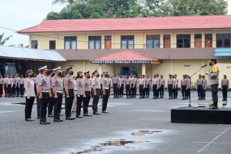 Kapolda Sulut Irjen Pol Mulyatno saat memimpin upacara laporan kenaikan pangkat 324 personel Polda Sulut Naik.