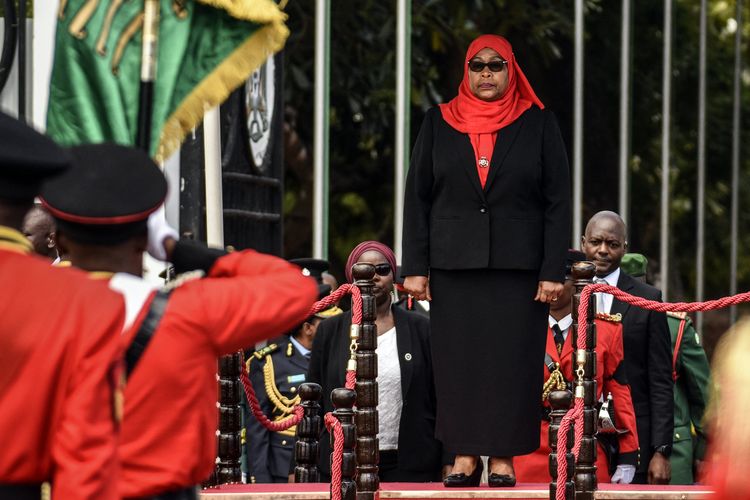 Presiden Baru Tanzania Samia Suluhu Hassan, menginspeksi parade militer menyusul pelantikannya sebagai Presiden wanita pertama negara itu setelah kematian mendadak Presiden John Magufuli di gedung negara bagian di Dar es Salaam, Tanzania pada 19 Maret 2021. 