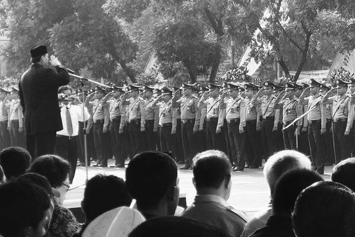 Wali Kota Tangerang Wahidin Halim membalas hormat  peserta upacara peringatan Hari Ulang Tahun Ke-66 Bhayangkara di Markas Polres Tangerang Kota, Banten, Minggu (1/7). Wahidin menyatakan, dirinya beserta seluruh masyarakat  mendukung tindakan tegas kepolisian terhadap perusuh yang mengganggu ketenteraman warga.
