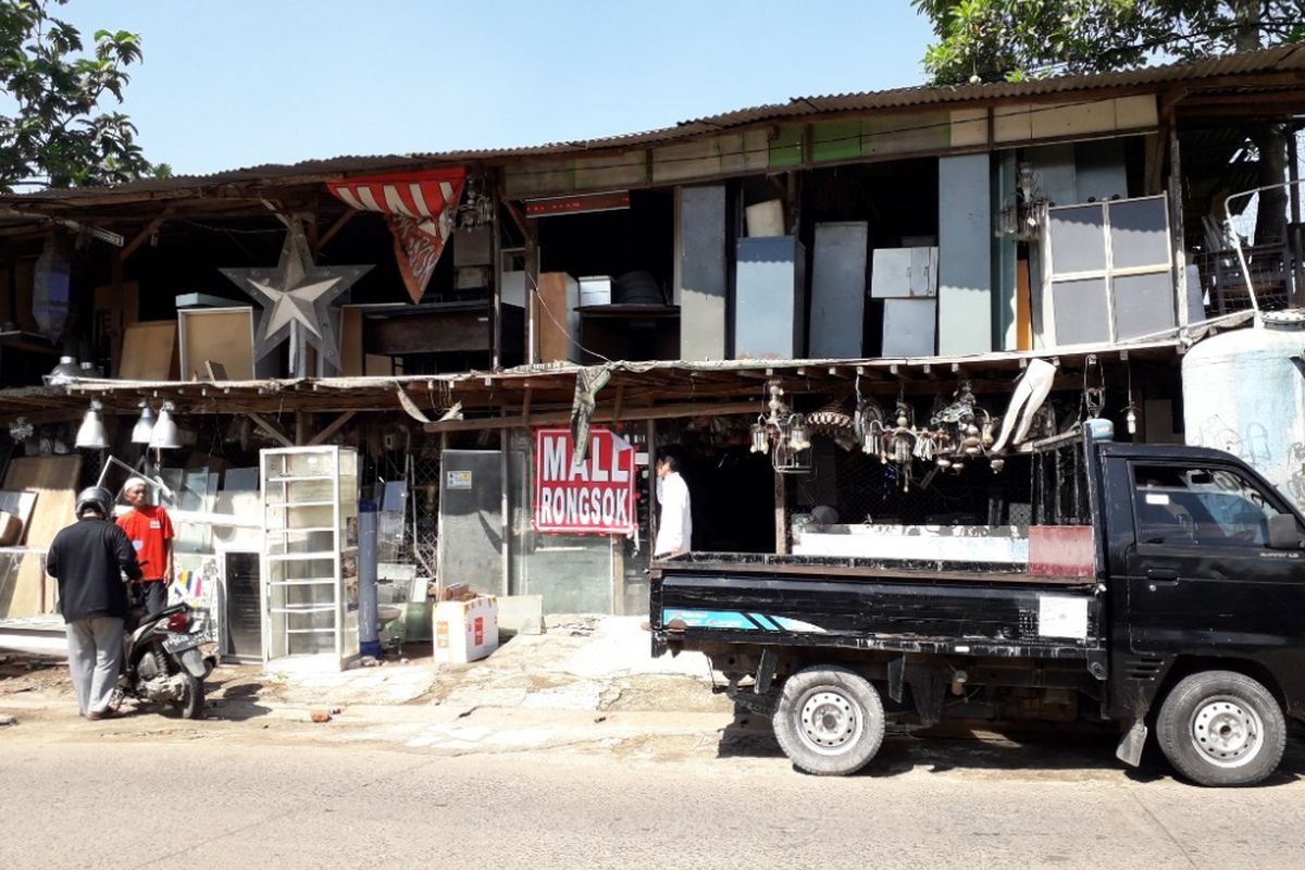 Tampak depan Mal Rongsok di kawasan Beji, Depok, Selasa (22/5/2018) 