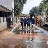 Banjir di Jaksel Surut, Warga dan Petugas Bersih-bersih Sisa Banjir