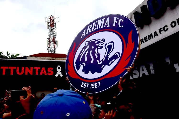 Seusai rapat kordinasi ratusan Aremania mengangkat logo Arema FC yang baru untuk dipasang di samping Official Arema FC Store, Selasa (31/1/2022) sore.