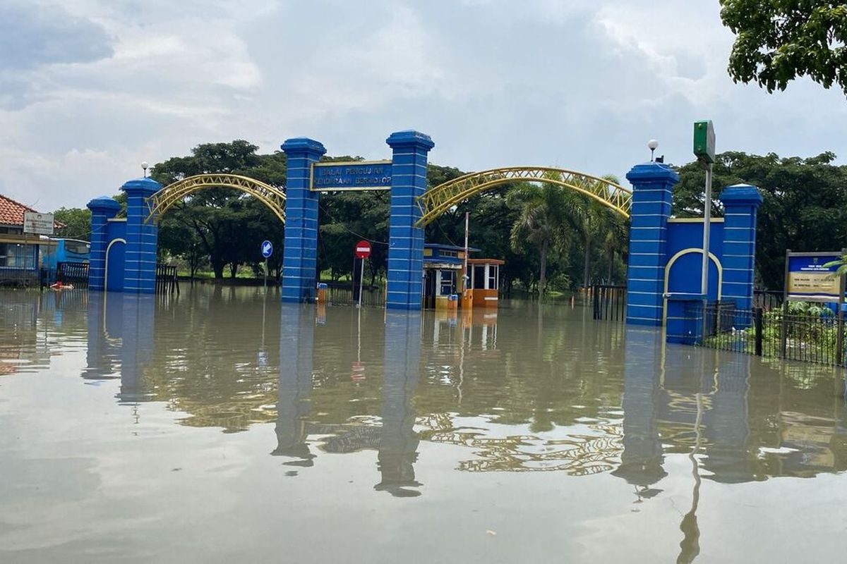 Kantor Dinas Perhubungan Kota Bandung dan Balai Pengujian Kendaraan Bermotor di Jalan Pendamping SOR GBLA, Kelurahan Rancabolang, Gedebage, Kota Bandung, Jawa Barat, sudah satu minggu terendam banjir akibat hujan deras yang mengguyur Kota Bandung setiap hari.