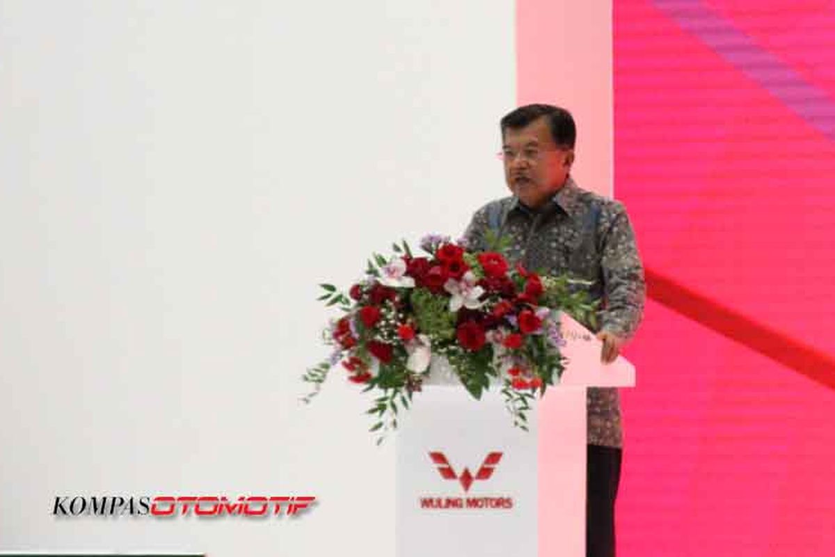 Wakil Presiden Indonesia Jusuf Kalla meresmikan pabrik SGMW Motor Indonesia, di Cikarang, Bekasi, Jawa Barat.