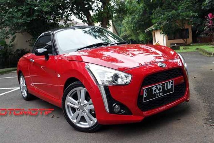 Daihatsu Copen lebih pendek 20 cm, lebih ramping 12,5 cm, dan lebih rendah 24 cm dari Ayla.  