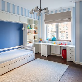 Kombinasi warna biru dan putih di kamar tidur anak