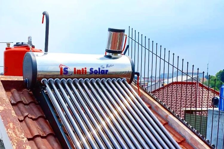 Alat pemanas air bertenaga surya dari Inti Solar yang dilengkapi tabung vacuum.