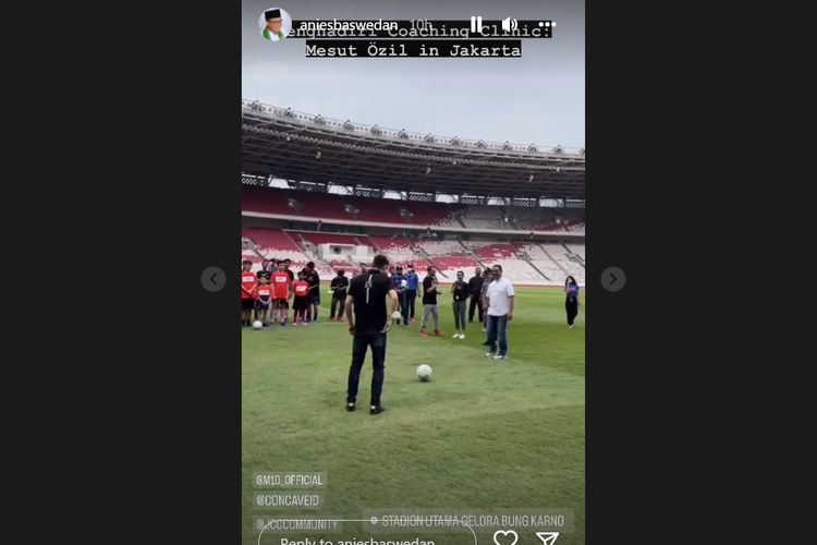 Gubernur DKI Jakarta Anies Baswedan menendang bola ke arah pemain sepak bola berkebangsaan Jerman Mesut Ozil di Stadion Gelora Bung Karno (GBK), Senayan, Jakarta Pusat, Kamis (27/5/2022).