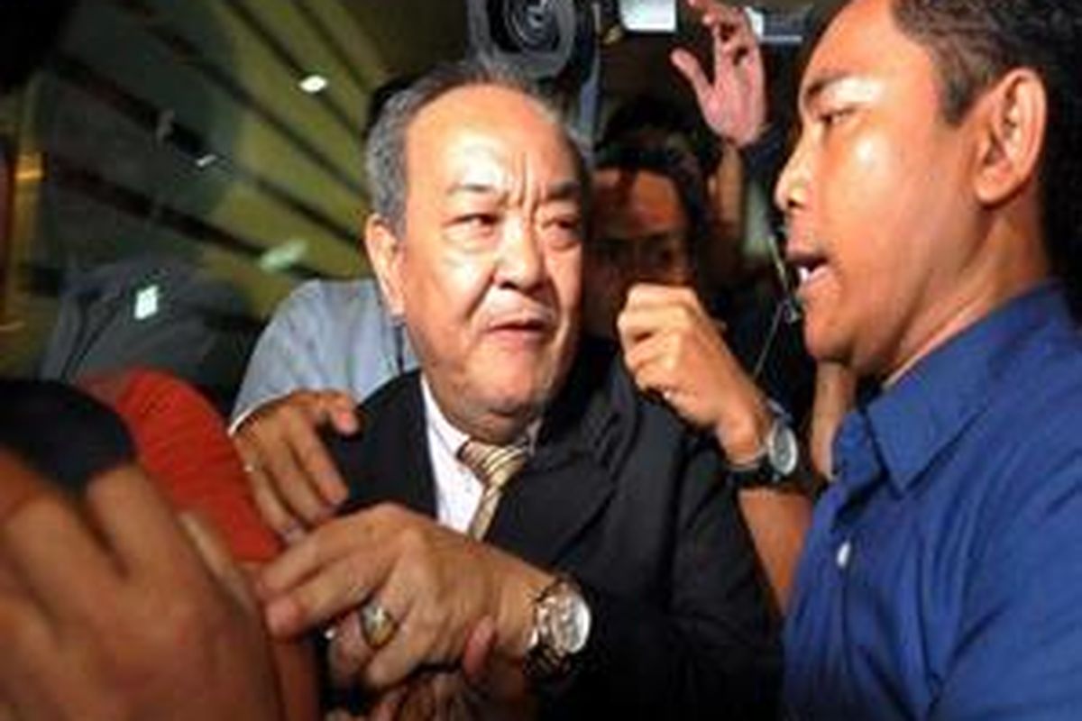 Anggodo Widjojo tiba di Kantor Bareskrim Mabes Polri, Jakarta, Selasa (3/11). Anggodo Widjojo adalah adik bos PT Masaro Radiokom, Anggoro Widjojo tersangka kasus dugaan korupsi proyek sistem radio komunikasi terpadu Departeman Kehutanan.