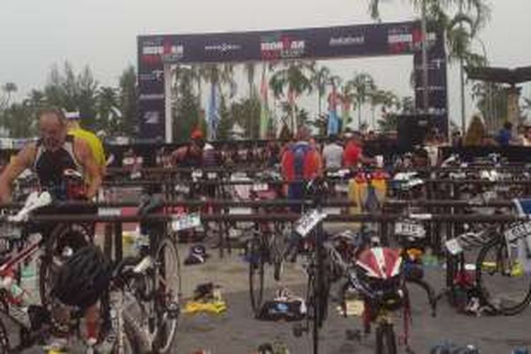 Atlet dari 51 negara mengikuti Ironman 70.3 Bintan, Minggu(28/8), di Bintan, Kepulauan Riau. Para peserta kelompok dewasa harus berenang di laut sejauh 1,9 km, bersepeda di jalan raya 90 km, dan marathon 21 km. Triatlon itu diikuti 1.000 triatlet dewasa dan 200 atlet anak-anak