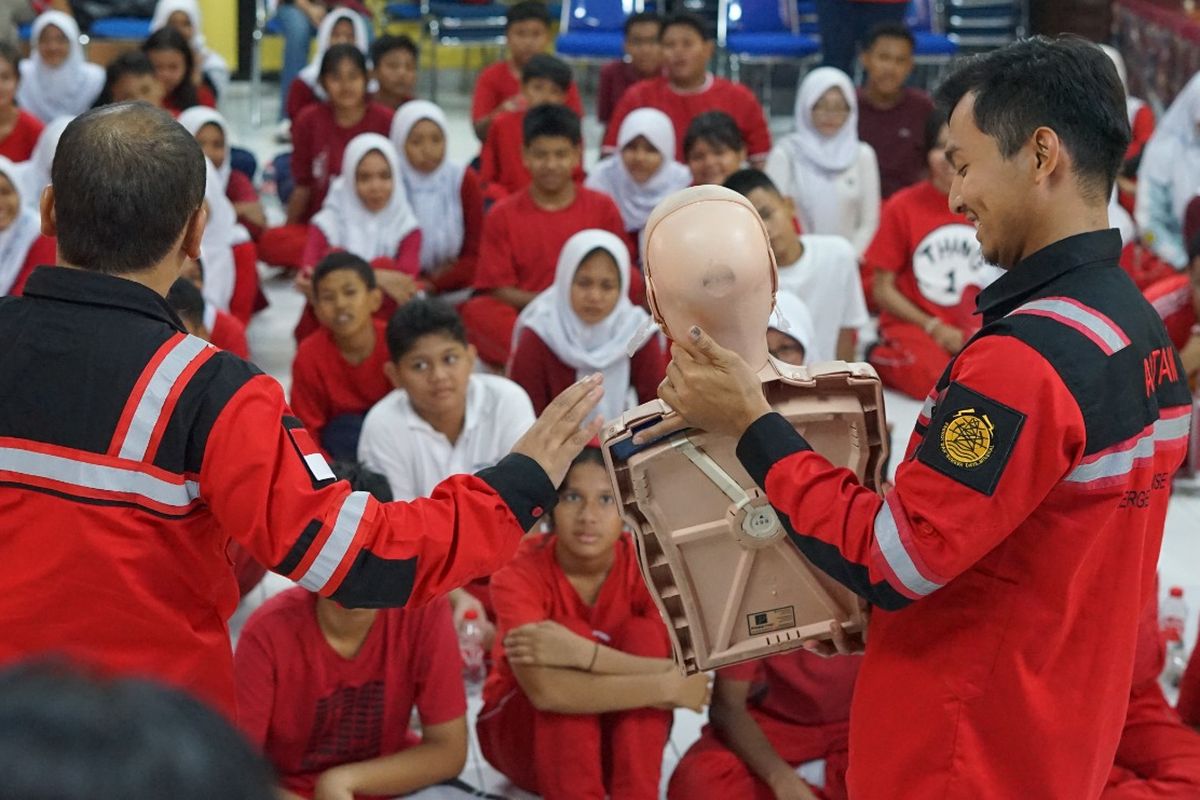 Ilustrasi implementasi program bantuan pendidikan dari PT Aneka Tambang Tbk (ANTAM).