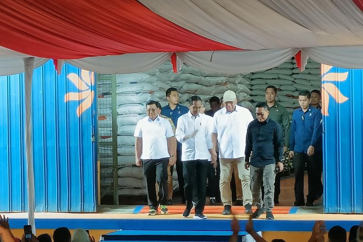 Presiden Joko Widodo saat menyalurkan bantuan pangan cadangan beras pemerintah di Bulog Serang. Senin (8/1/2024).