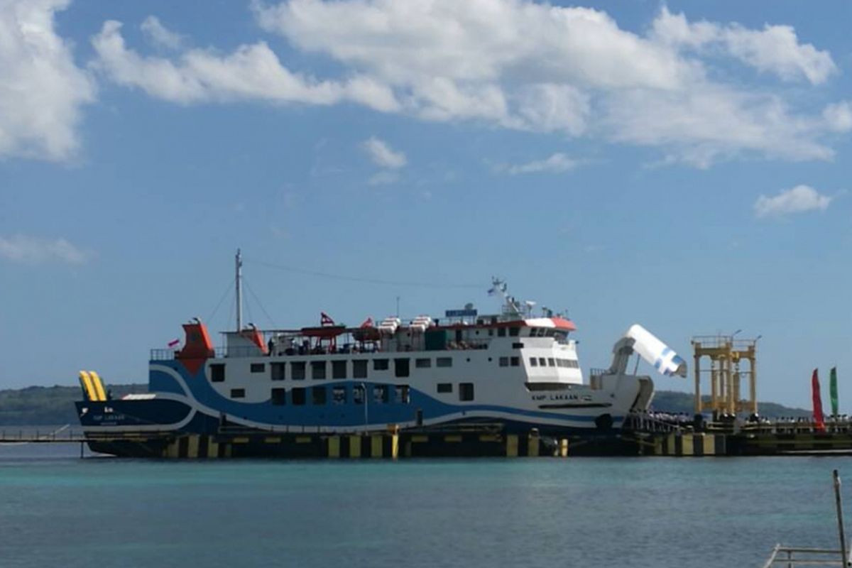 KMP Lakaan, armada baru penyeberangan antar pulau di Nusa Tenggara Timur bersandar di Pelabuhan Bolok, Kupang.