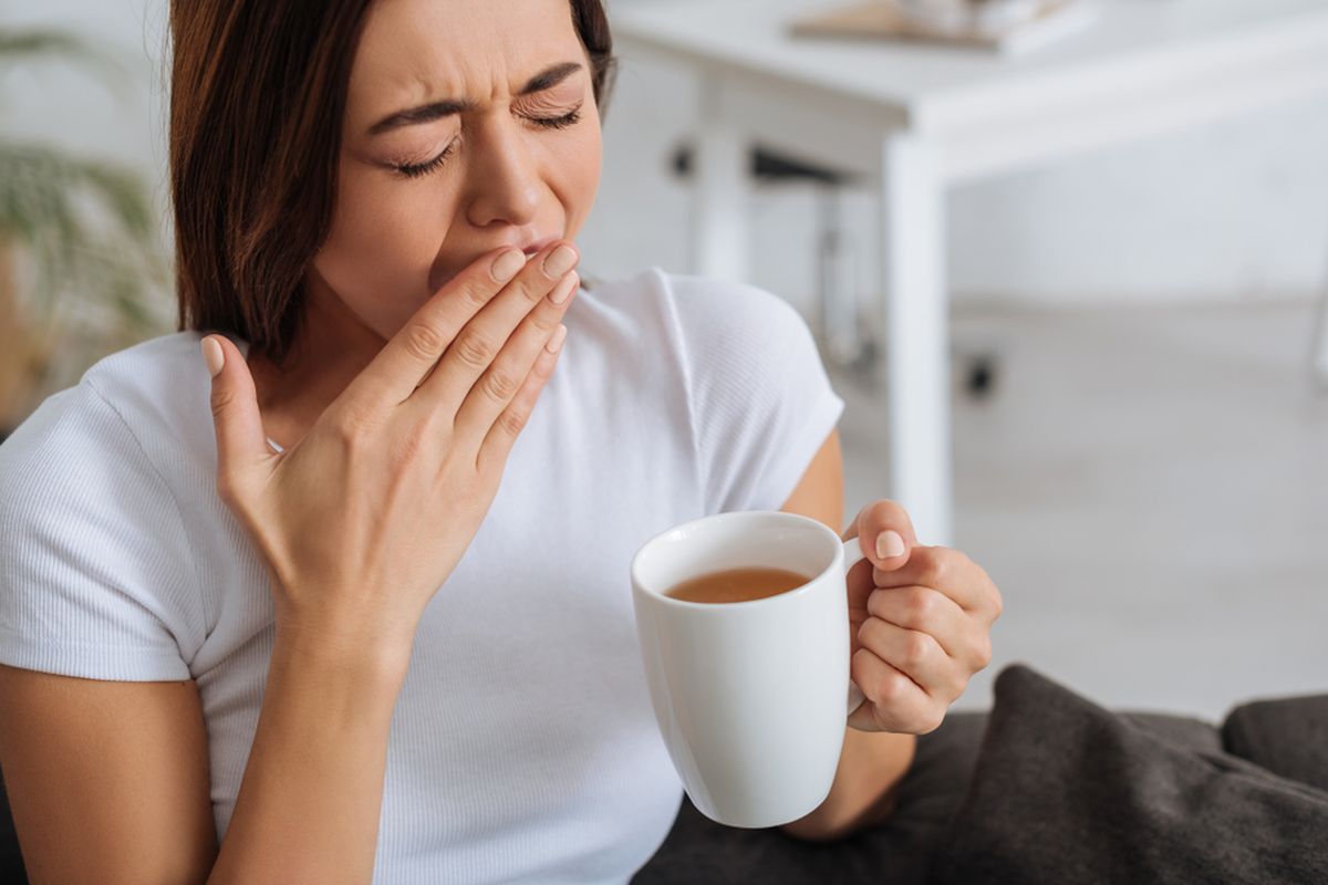 Ilustrasi minum obat dengan teh, bolehkah minum obat dengan teh, efek minum obat dengan teh. 