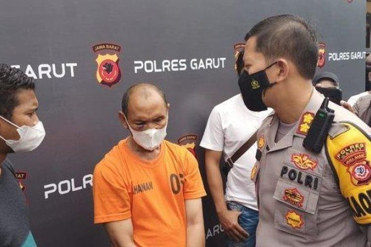 Kapolres Garut AKBP Wirdhanto Hadicaksono, menginterogasi Yohanes Suryono, tersangka dukun pengganda uang, Jumat (24/12/2021).