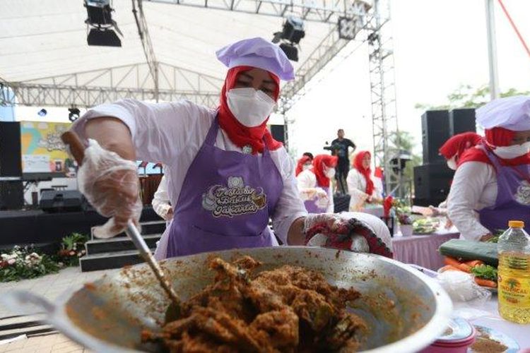 Peserta Festival Bakul Kuliner Jakarta Utara memasak bebek oblok. Kuliner ini, kata Wali Kota Jakarta Utara Ali Maulana Hakim, diharapkan menjadi identitas makanan khas Jakarta Utara dan bisa didaftarkan HAKI.