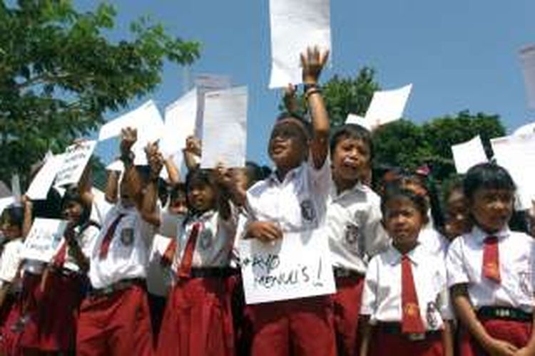 Siswa SD 2 Sarongan mengikuti program Ayo Menulis. Mereka menulis tangan surat kepada Presiden Joko Widodo Rabu (31/8/2016)