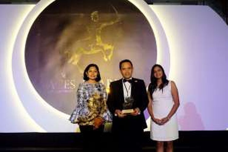 Direktur Human Capital Management Telkom, Herdy Harman, menerima penghargaan dari CEO MORS Group, Shanggari Balakrishnan, di Shangri-La Hotel, Singapura, Kamis (17/8/2016) lalu. 