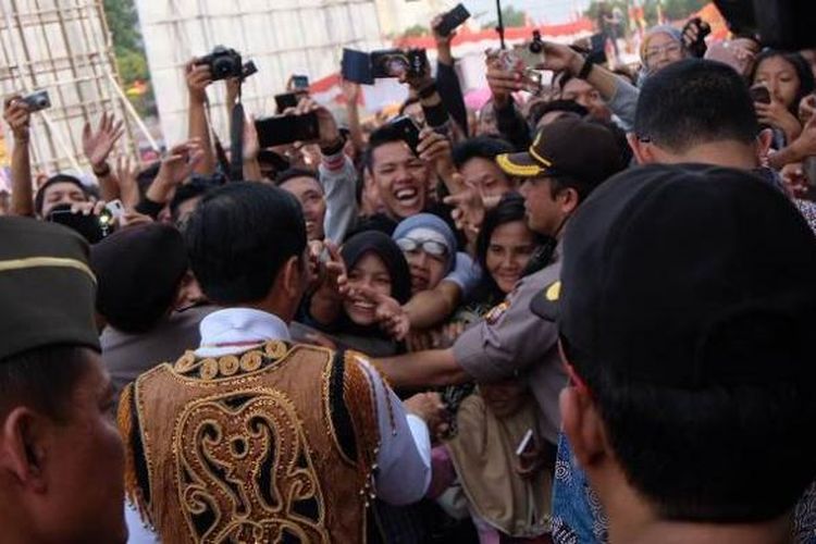 Warga tumpah ruah menyambut kedatangan Presiden RI Joko Widodo dalam acara pembukaan Karnaval Khatulistiwa di Pontianak, Santu (22/8/2015)