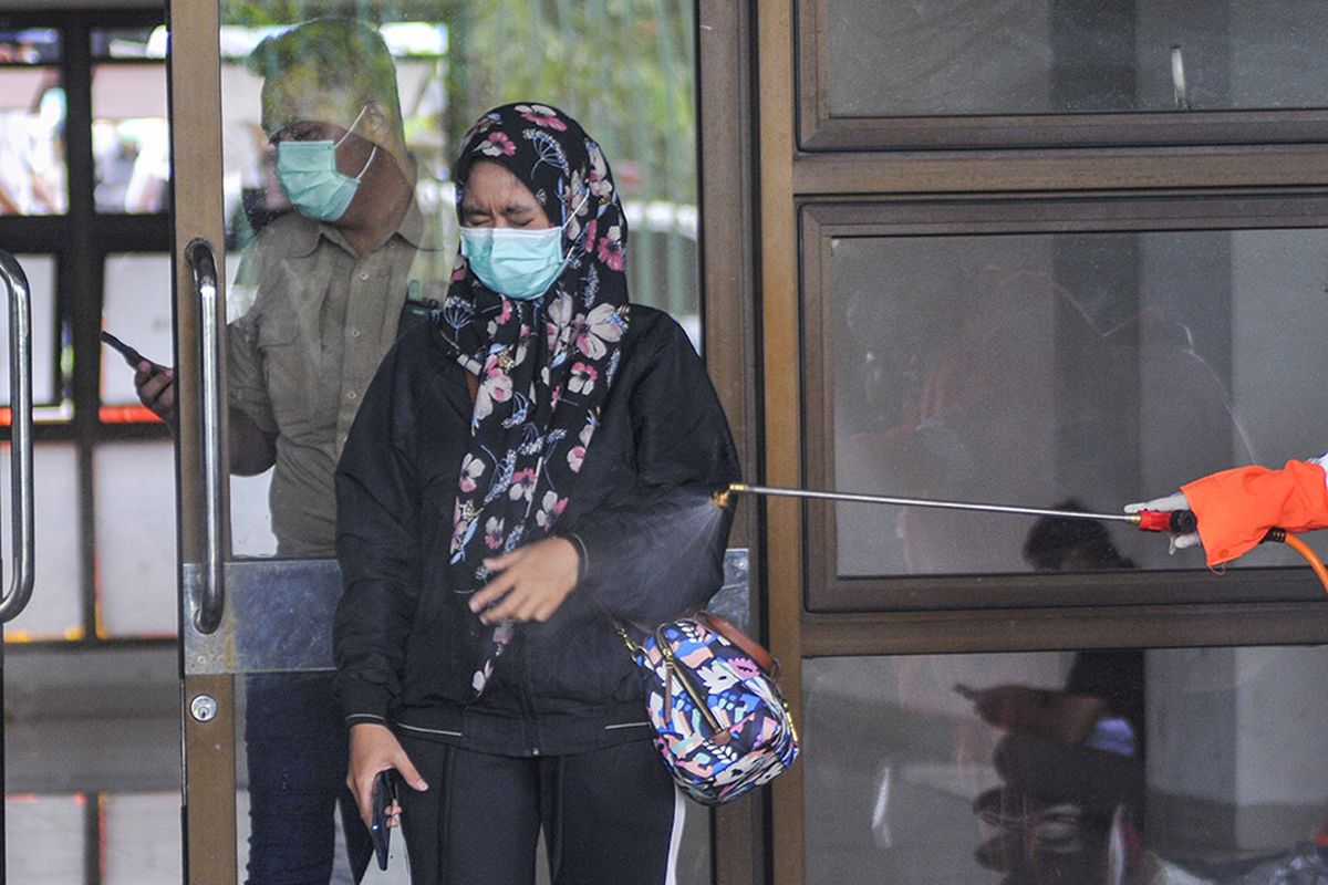 Petugas menyemprotkan cairan disinfektan kepada petugas medis usai rapid test (pemeriksaan cepat) di Stadion Patriot Candrabhaga, Bekasi, Jawa Barat, Rabu (25/3/2020). Pemeriksaan yang dilakukan khusus tenaga medis di Bekasi guna memutus mata rantai penyebaran virus COVID-19.