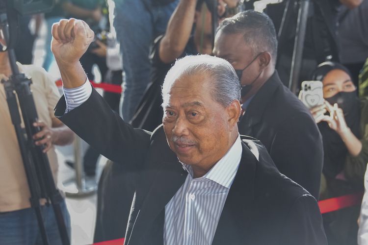 Mantan Perdana Menteri (PM) Malaysia Muhyiddin Yassin melambai saat dia tiba di gedung pengadilan untuk tuduhan korupsi di Kuala Lumpur, Malaysia, Jumat, 10 Maret 2023. 