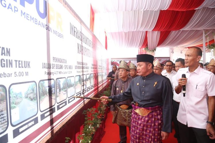 Gubernur Sumatera Selatan (Sumsel) Herman Deru saat meresmikan proyek infrastruktur ddi Kabupaten Musirawas Utara (Muratara), Sumsel, Rabu (14/6/2023)